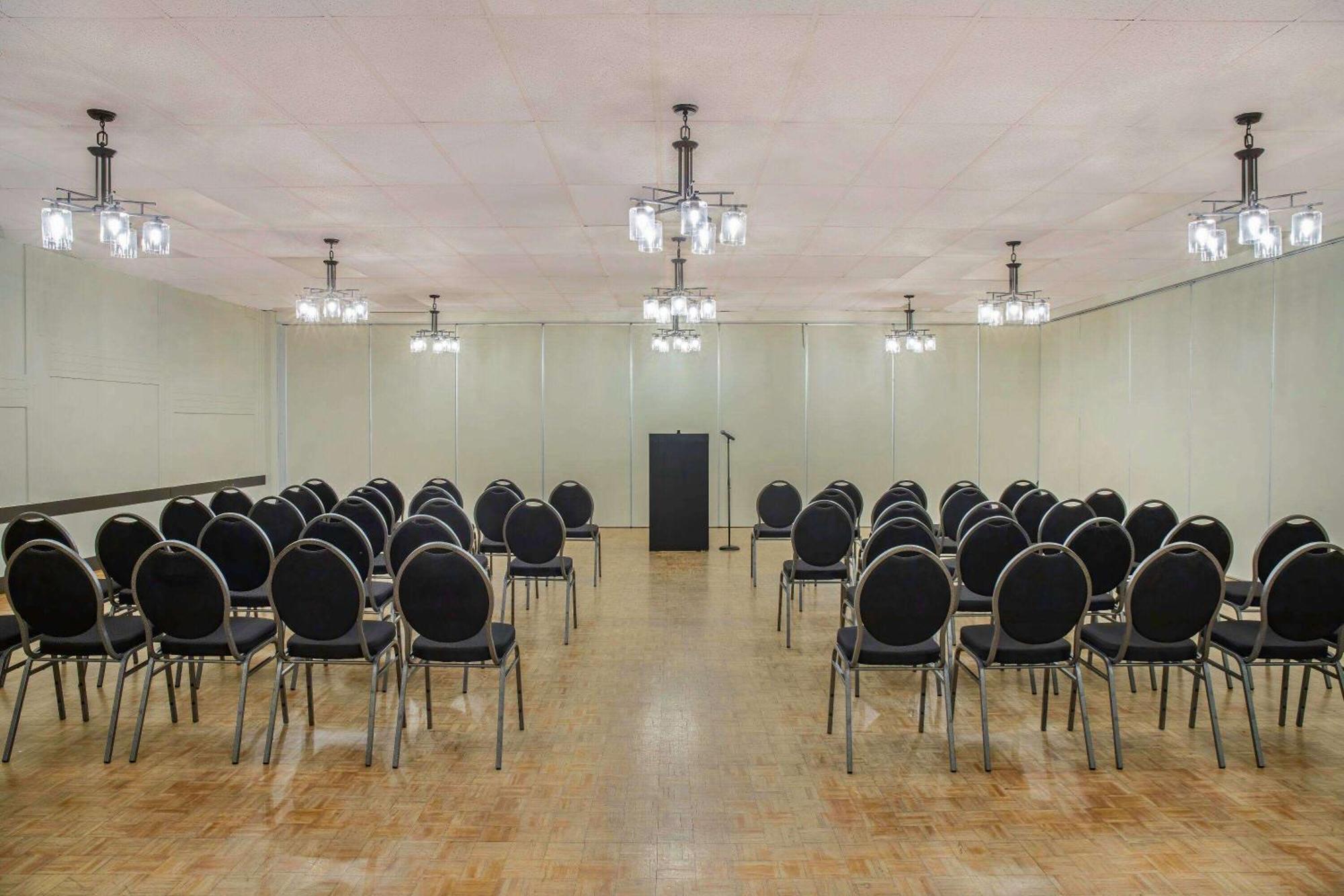 Days Inn & Conference Centre By Wyndham Camrose Norsemen Extérieur photo