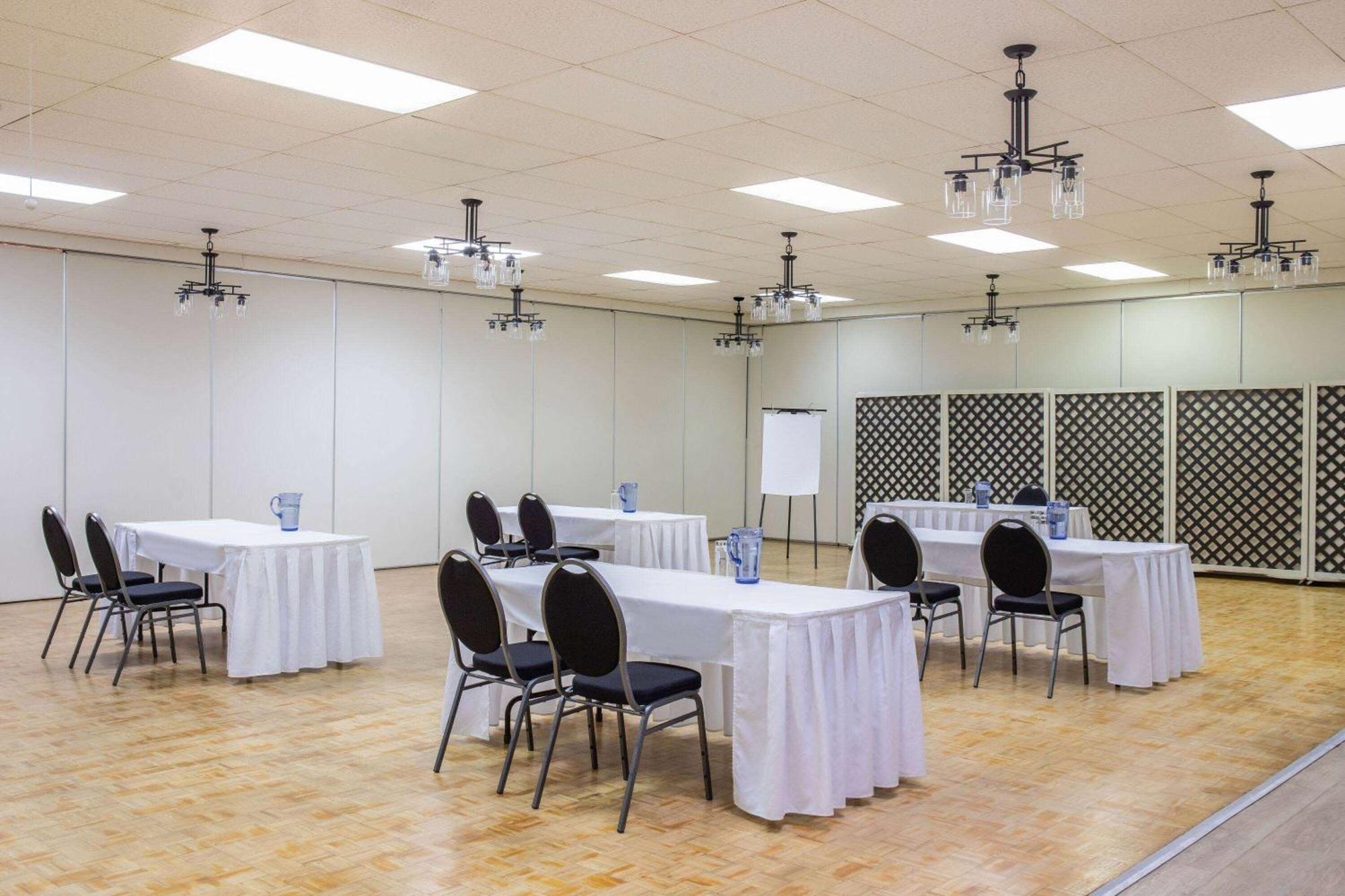 Days Inn & Conference Centre By Wyndham Camrose Norsemen Extérieur photo