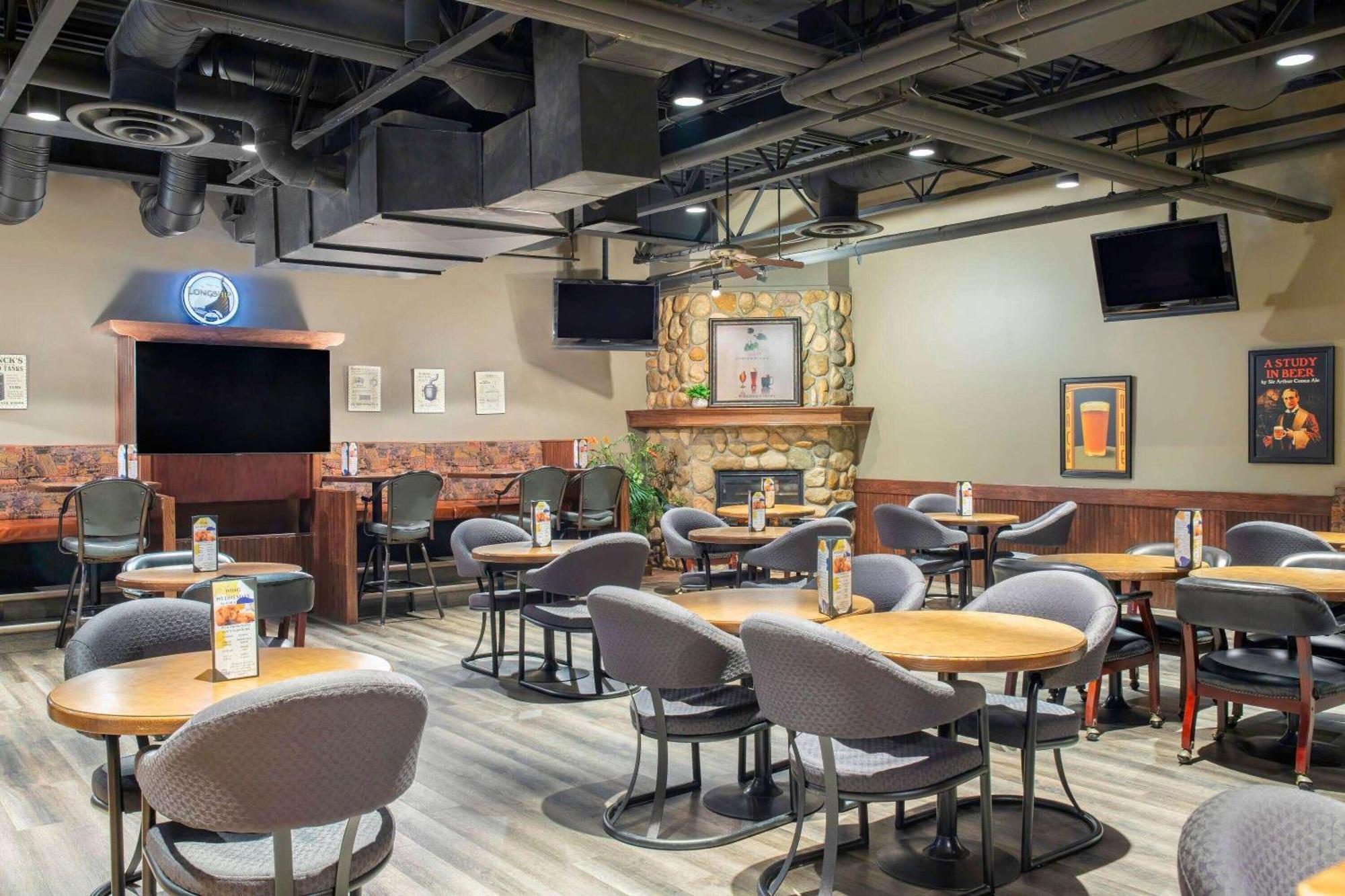 Days Inn & Conference Centre By Wyndham Camrose Norsemen Extérieur photo