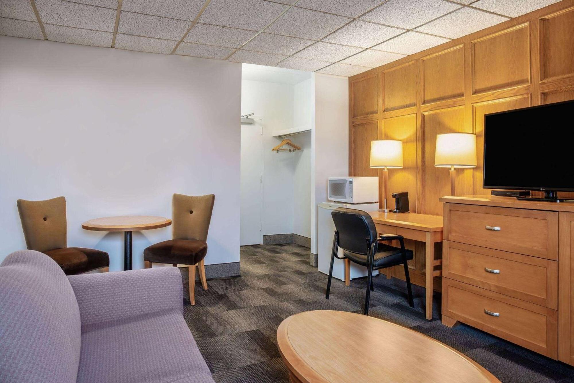 Days Inn & Conference Centre By Wyndham Camrose Norsemen Extérieur photo