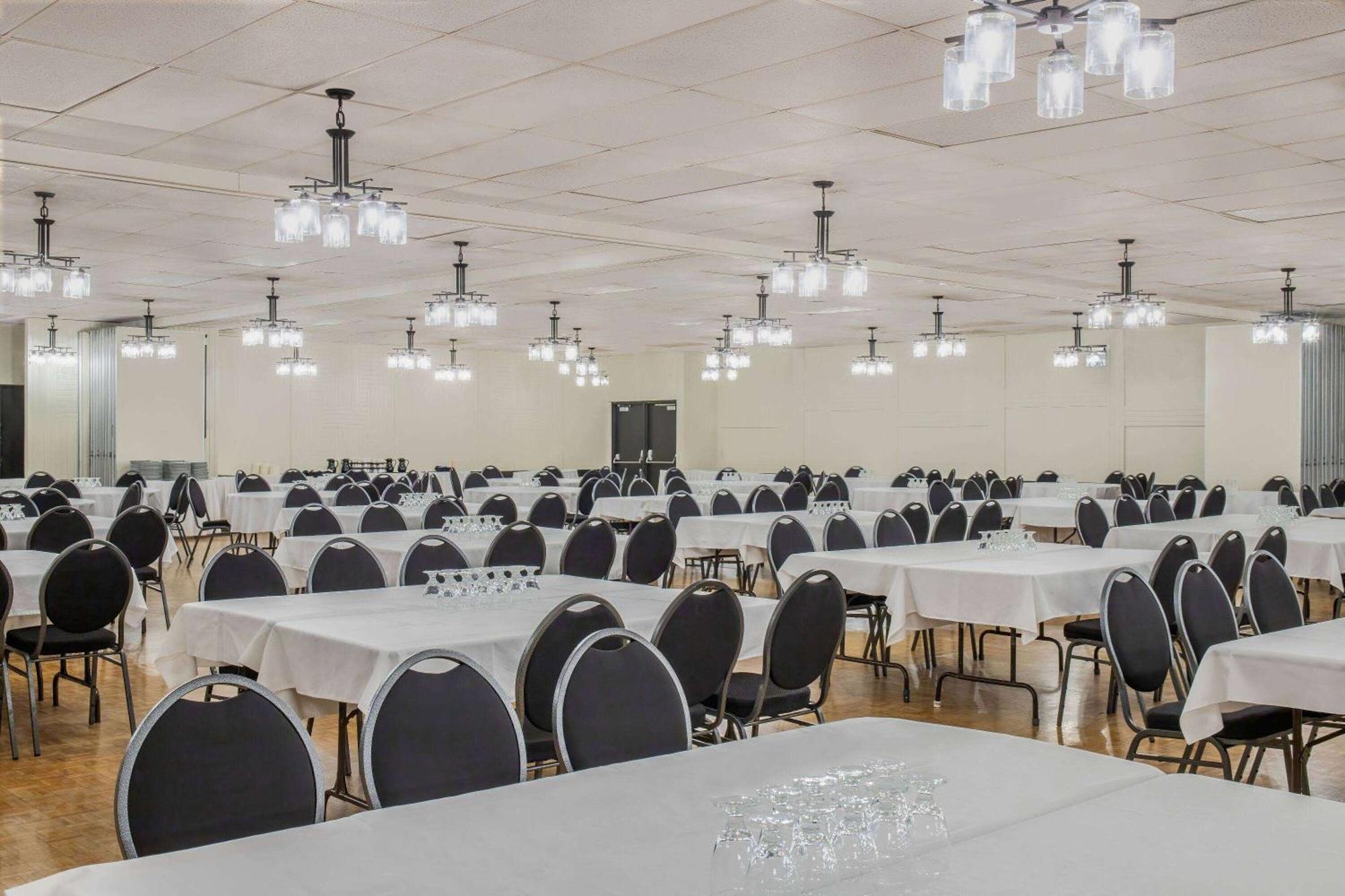 Days Inn & Conference Centre By Wyndham Camrose Norsemen Extérieur photo
