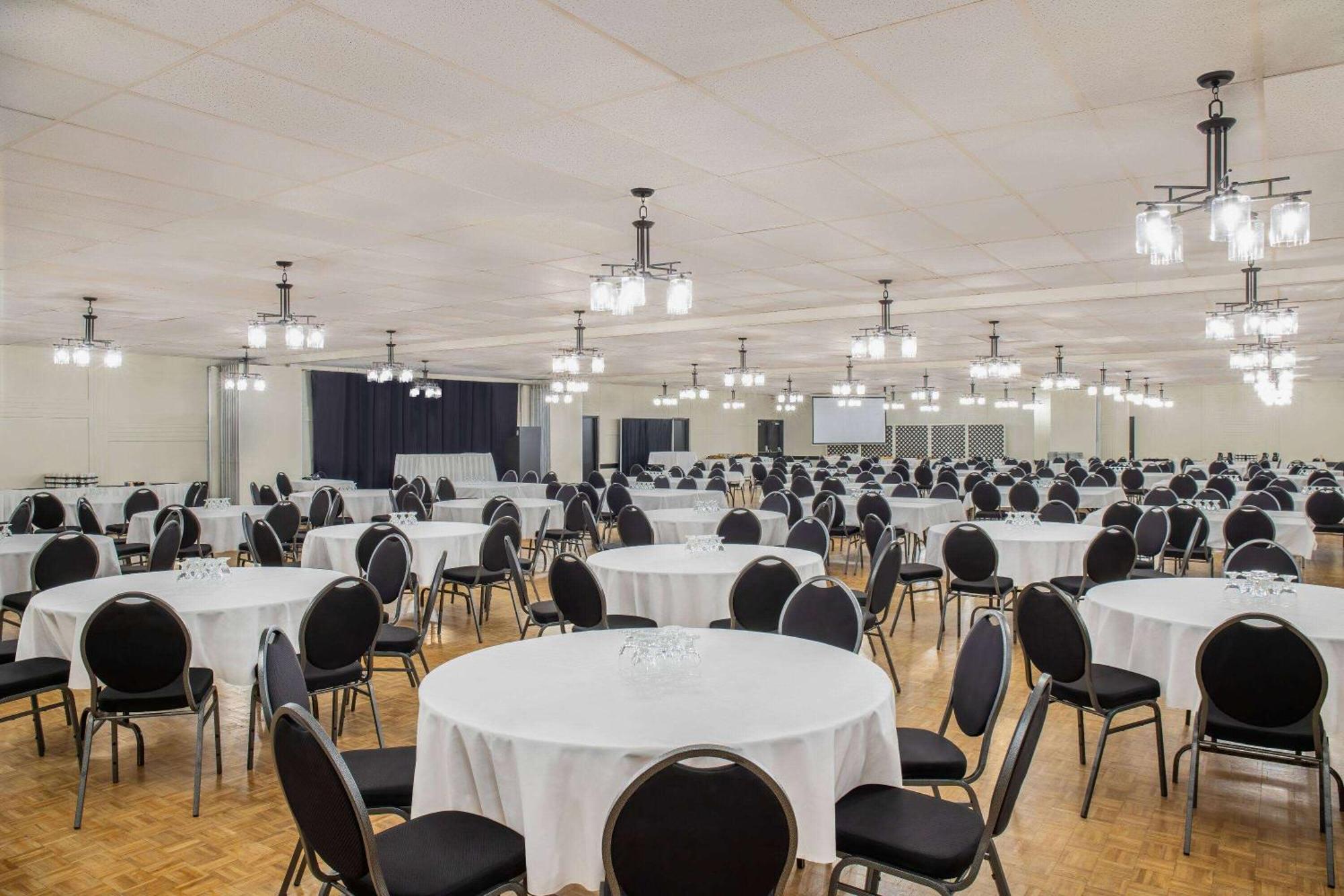Days Inn & Conference Centre By Wyndham Camrose Norsemen Extérieur photo