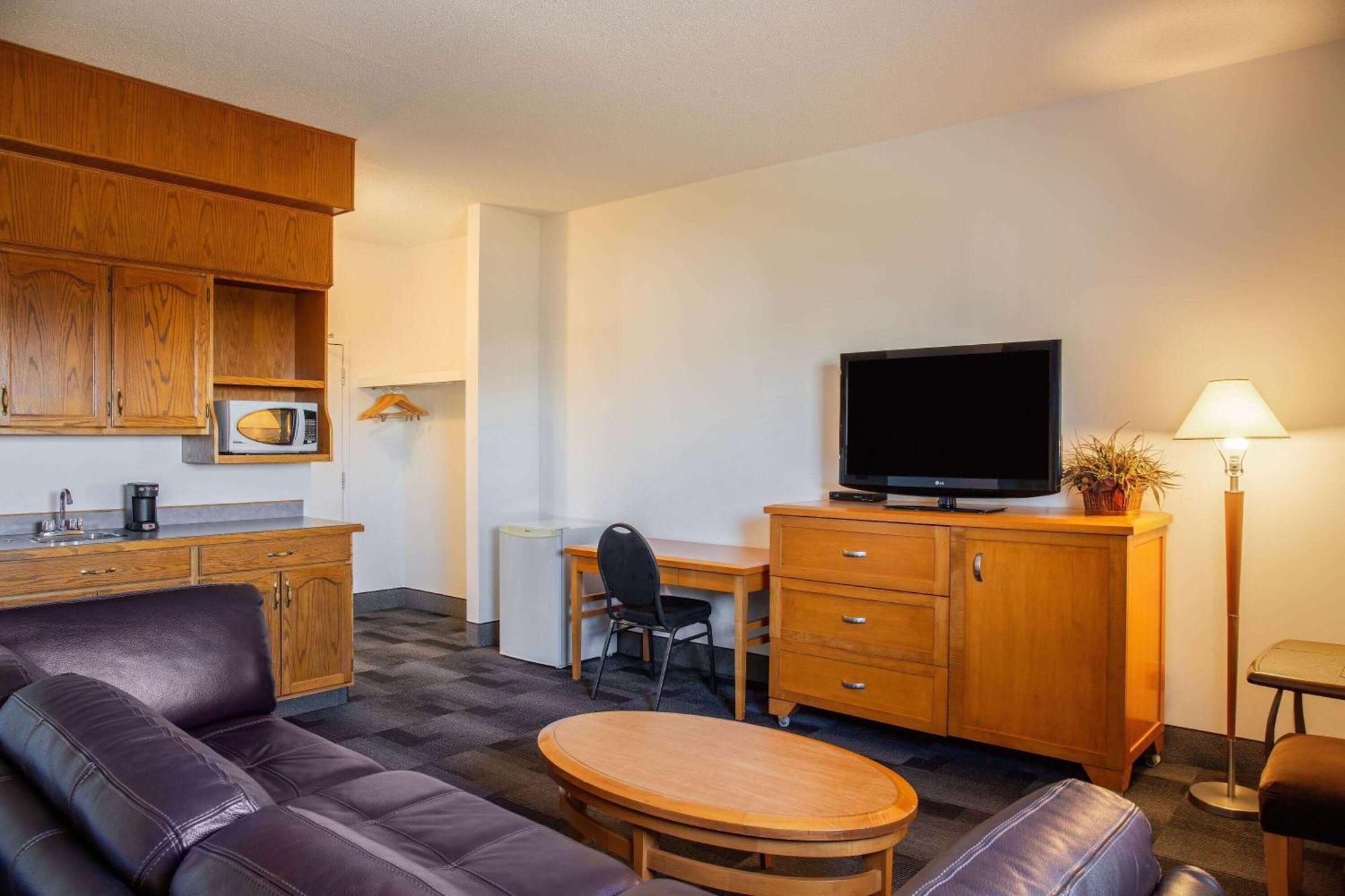 Days Inn & Conference Centre By Wyndham Camrose Norsemen Extérieur photo