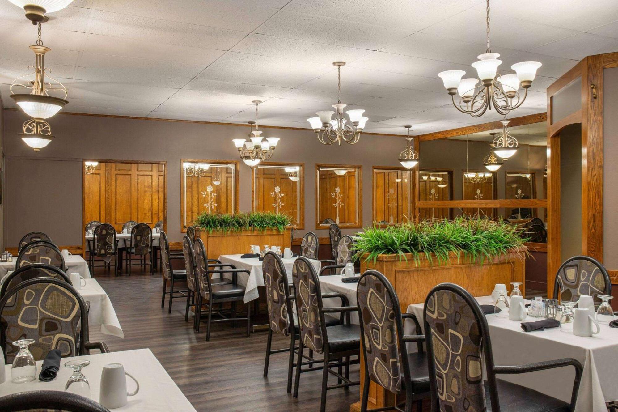 Days Inn & Conference Centre By Wyndham Camrose Norsemen Extérieur photo
