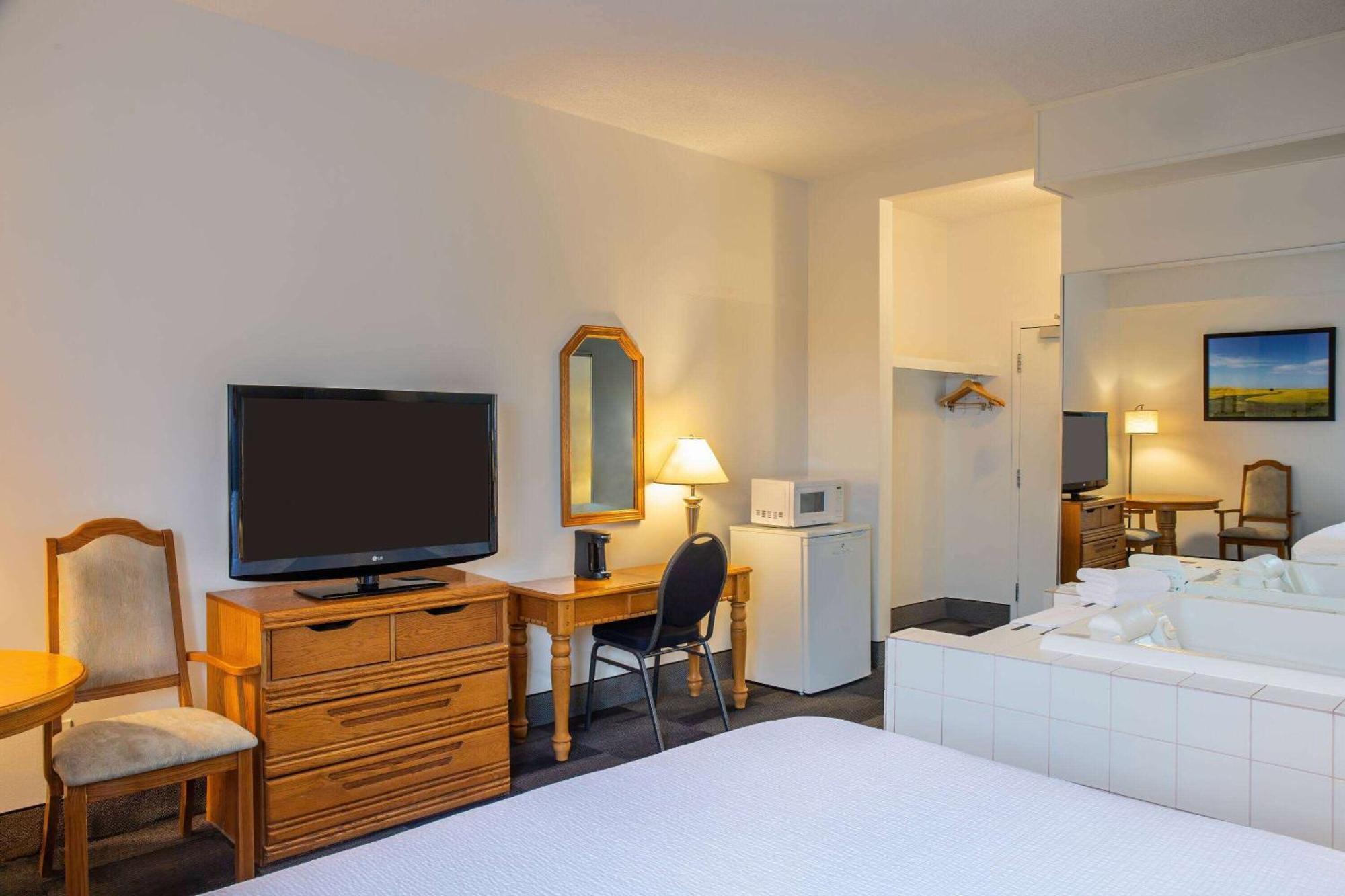 Days Inn & Conference Centre By Wyndham Camrose Norsemen Extérieur photo