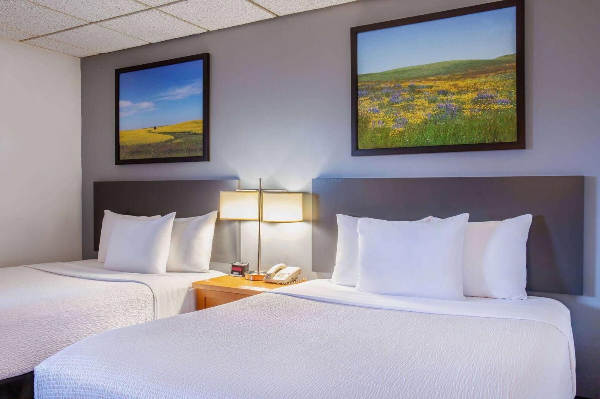Days Inn & Conference Centre By Wyndham Camrose Norsemen Extérieur photo