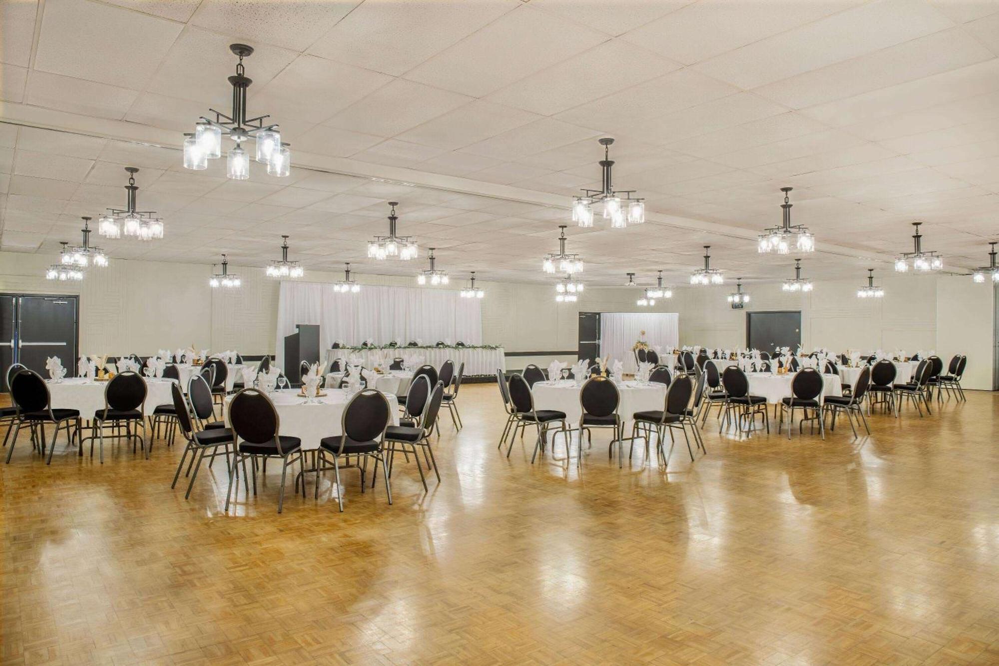Days Inn & Conference Centre By Wyndham Camrose Norsemen Extérieur photo