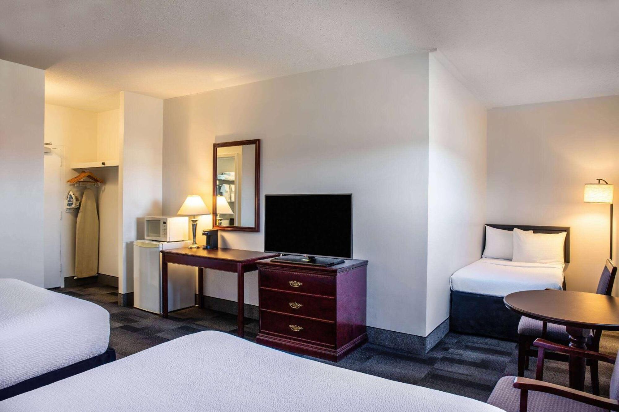 Days Inn & Conference Centre By Wyndham Camrose Norsemen Extérieur photo