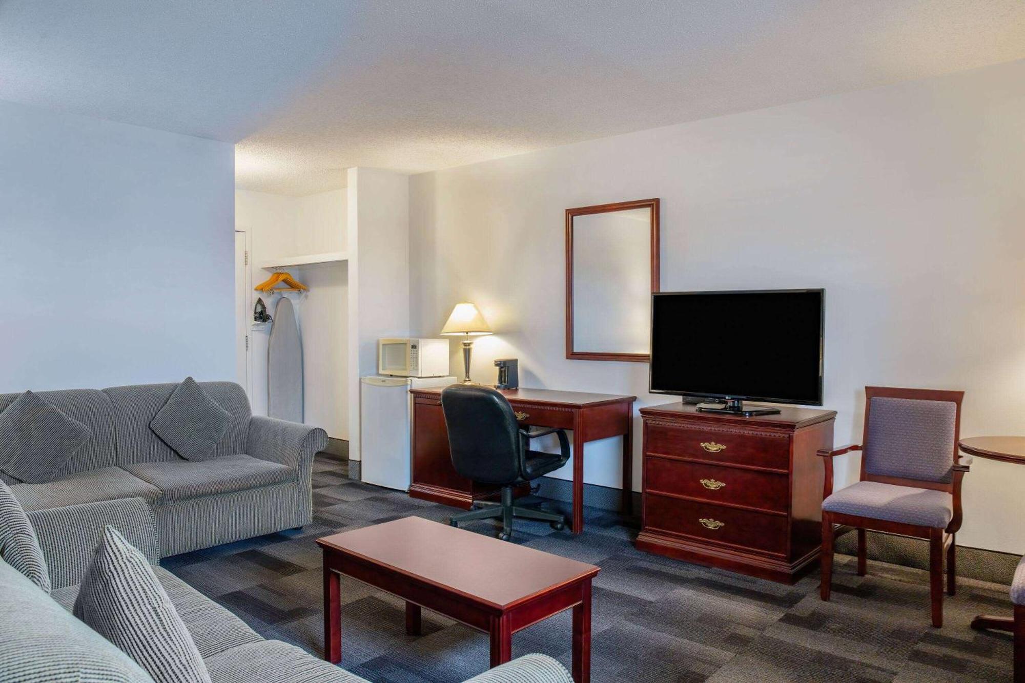 Days Inn & Conference Centre By Wyndham Camrose Norsemen Extérieur photo