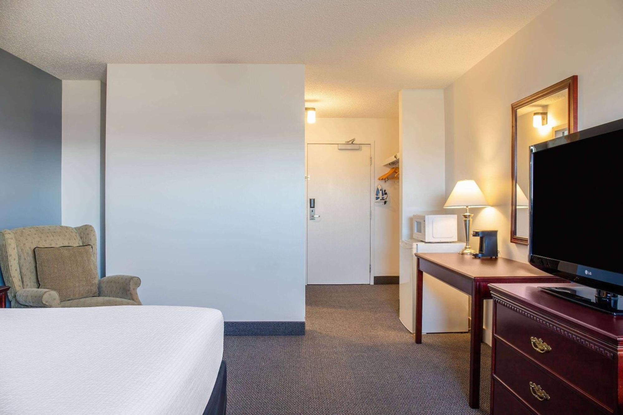 Days Inn & Conference Centre By Wyndham Camrose Norsemen Extérieur photo