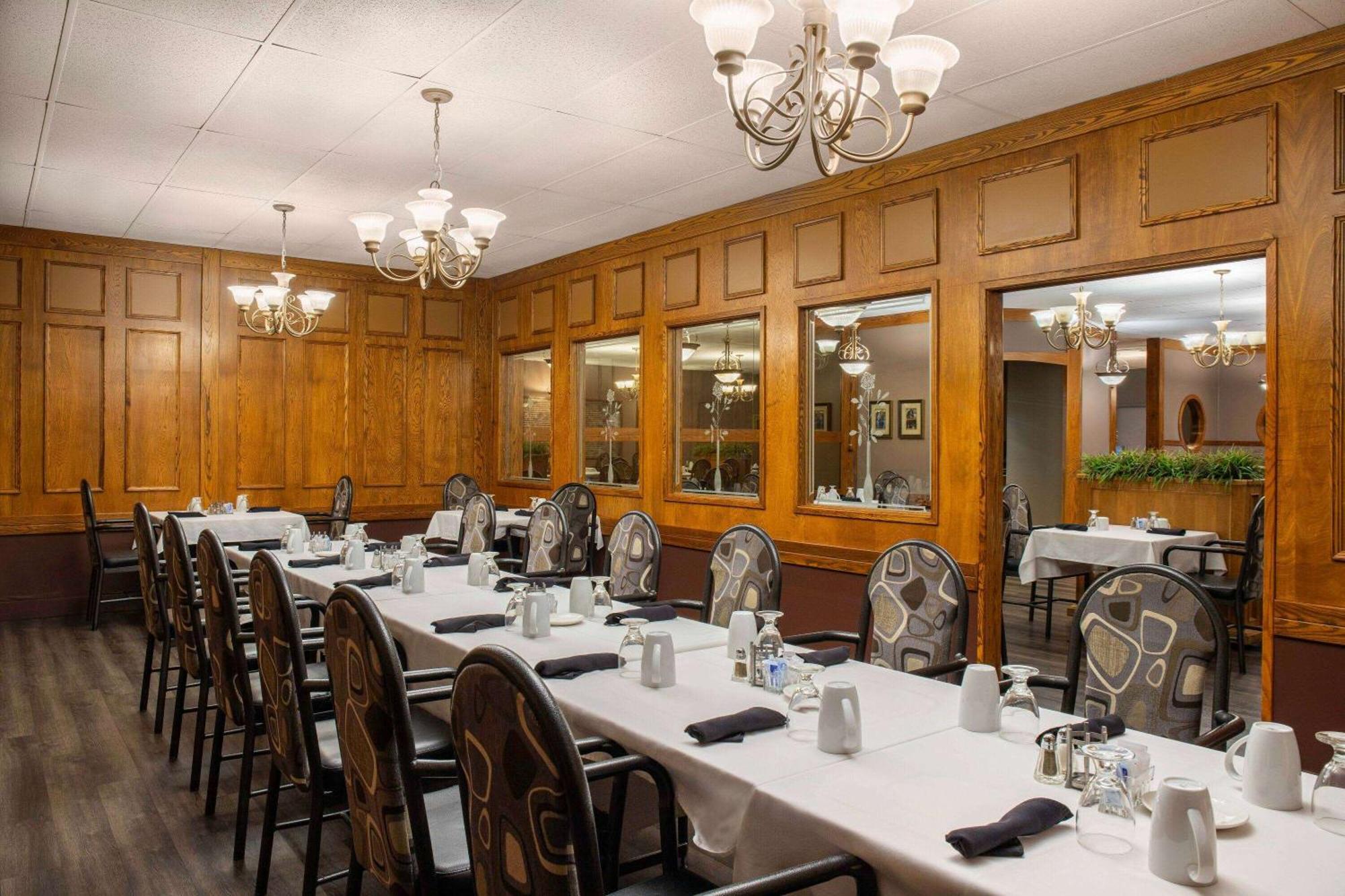 Days Inn & Conference Centre By Wyndham Camrose Norsemen Extérieur photo