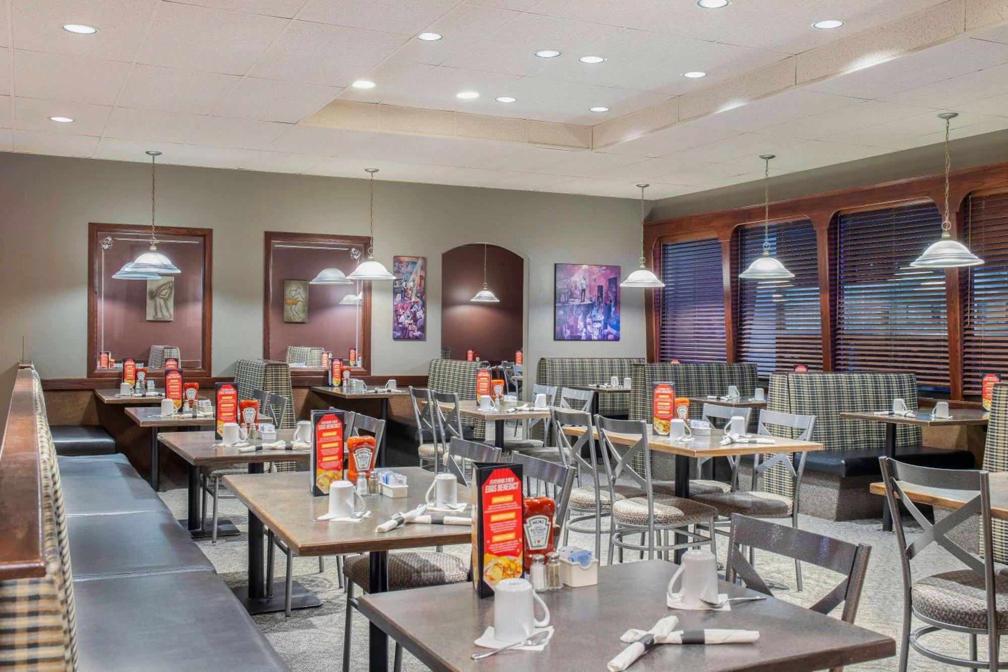 Days Inn & Conference Centre By Wyndham Camrose Norsemen Extérieur photo