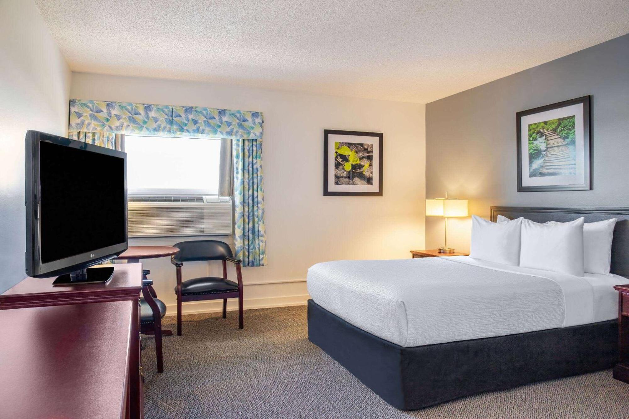 Days Inn & Conference Centre By Wyndham Camrose Norsemen Extérieur photo