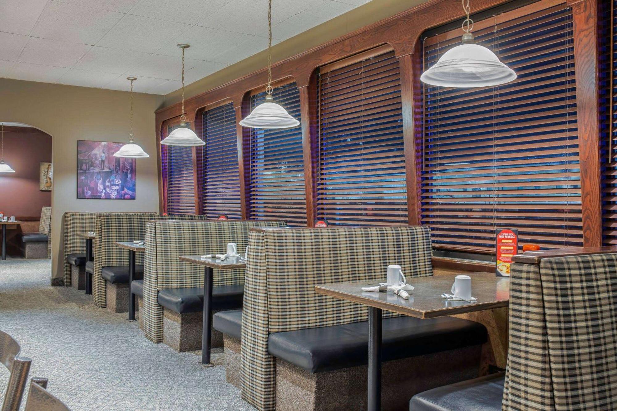 Days Inn & Conference Centre By Wyndham Camrose Norsemen Extérieur photo